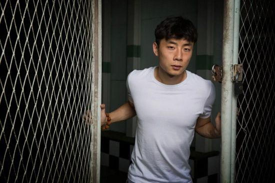 》在点映的指定场次中，就推出凭票根领取限量海报和纪念票根的活动；电影《F1》同样将海报作为精美周边，在指定场次或者线上活动中送给观众。